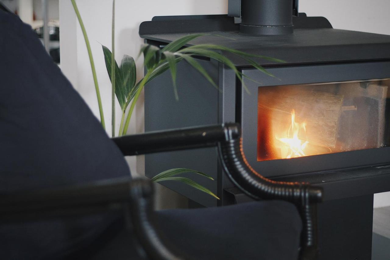 Hugo & Carters Backpackers & Motel Тауранга Екстериор снимка A wood stove
