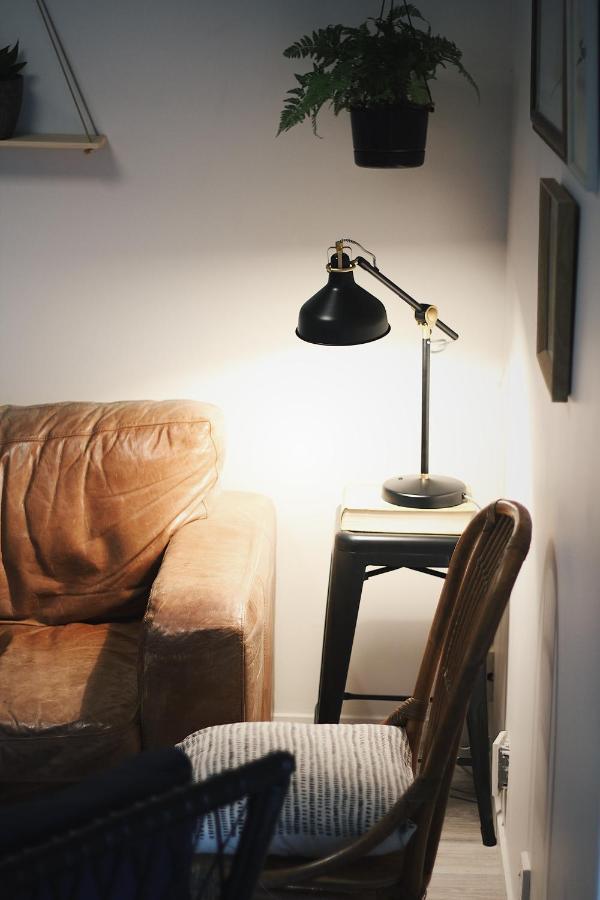 Hugo & Carters Backpackers & Motel Тауранга Екстериор снимка A table lamp