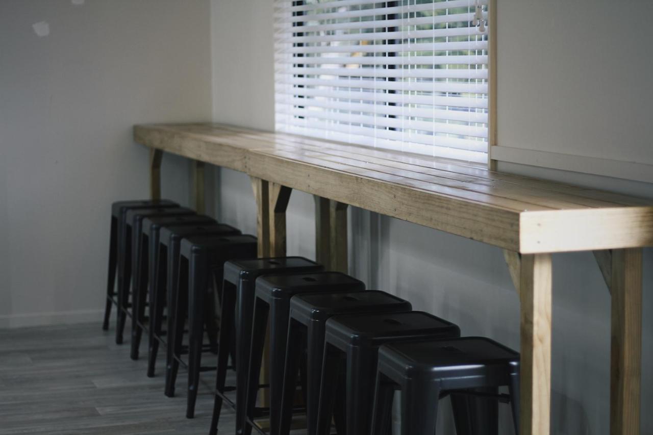 Hugo & Carters Backpackers & Motel Тауранга Екстериор снимка A bar table