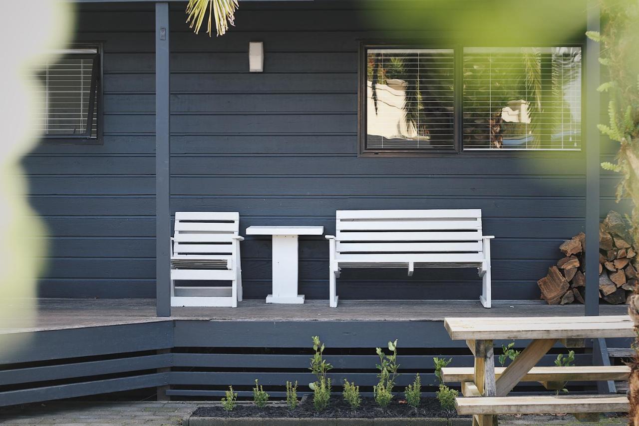 Hugo & Carters Backpackers & Motel Тауранга Екстериор снимка A modern bench