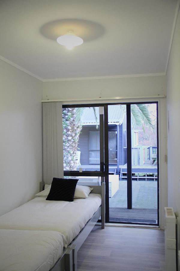 Hugo & Carters Backpackers & Motel Тауранга Екстериор снимка A sliding door
