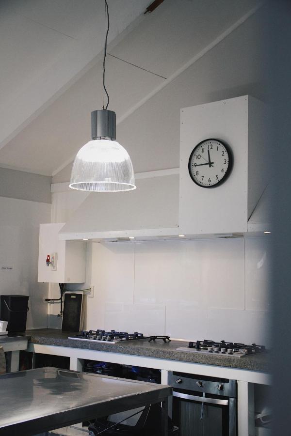 Hugo & Carters Backpackers & Motel Тауранга Екстериор снимка A wall clock