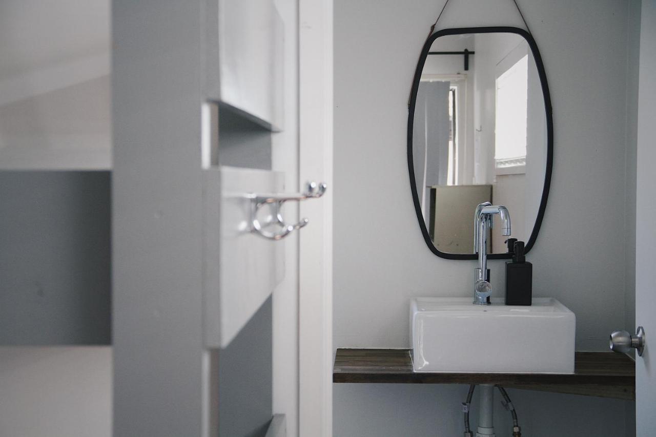 Hugo & Carters Backpackers & Motel Тауранга Екстериор снимка Bathroom
