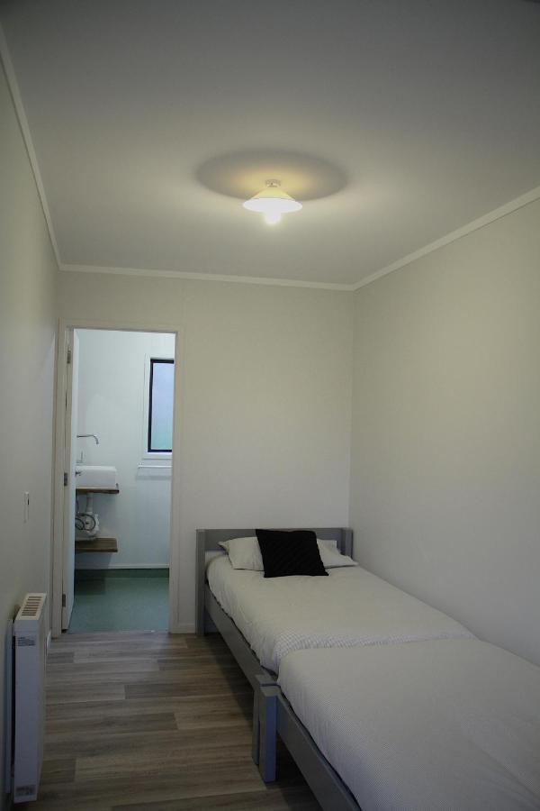 Hugo & Carters Backpackers & Motel Тауранга Екстериор снимка A room at the motel