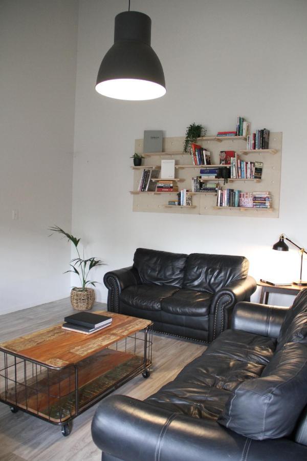 Hugo & Carters Backpackers & Motel Тауранга Екстериор снимка A living room with a leather sofa