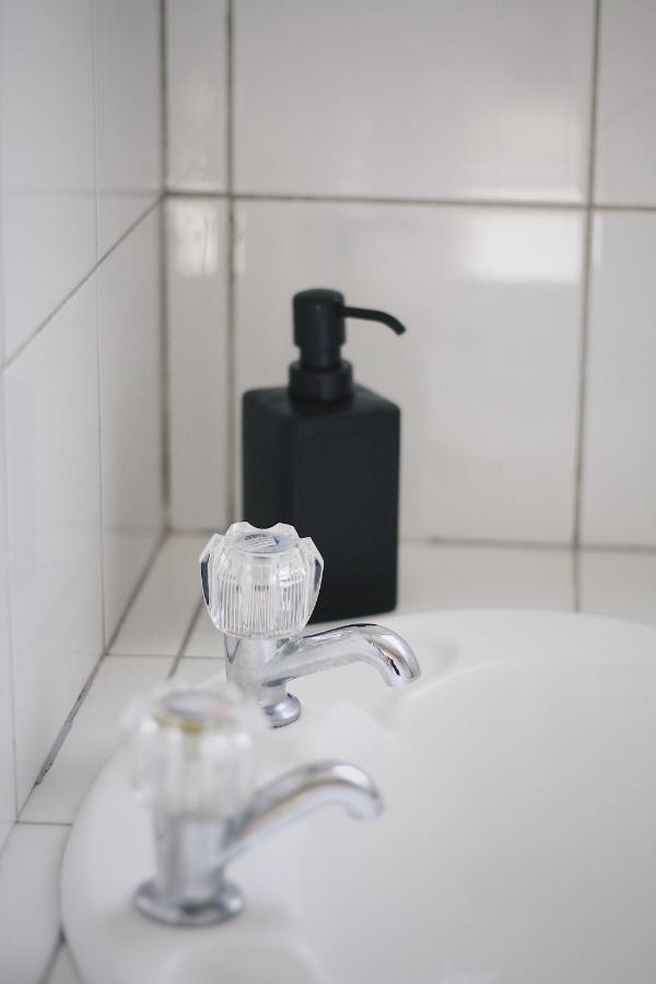 Hugo & Carters Backpackers & Motel Тауранга Екстериор снимка A soap dispenser