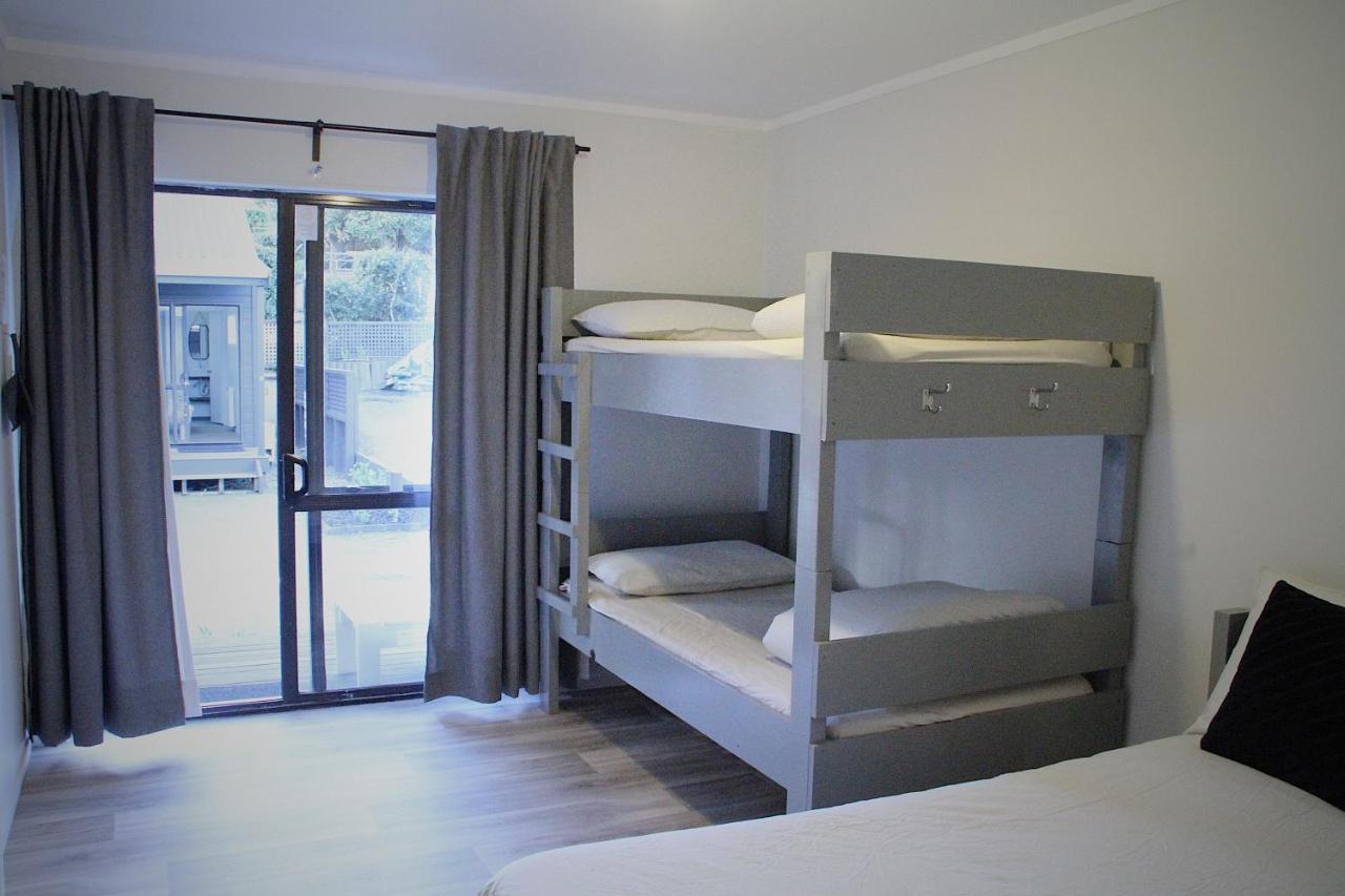Hugo & Carters Backpackers & Motel Тауранга Екстериор снимка A bunk bed in a hotel room