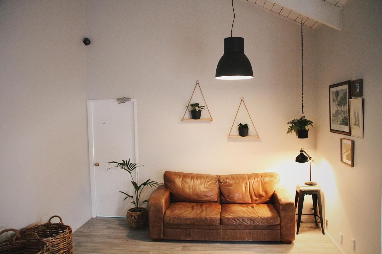 Hugo & Carters Backpackers & Motel Тауранга Екстериор снимка A living room with a leather sofa