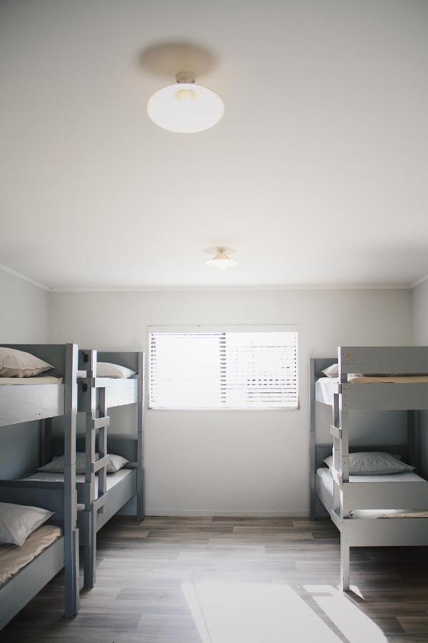 Hugo & Carters Backpackers & Motel Тауранга Екстериор снимка A room at the San Diego Rescue Mission
