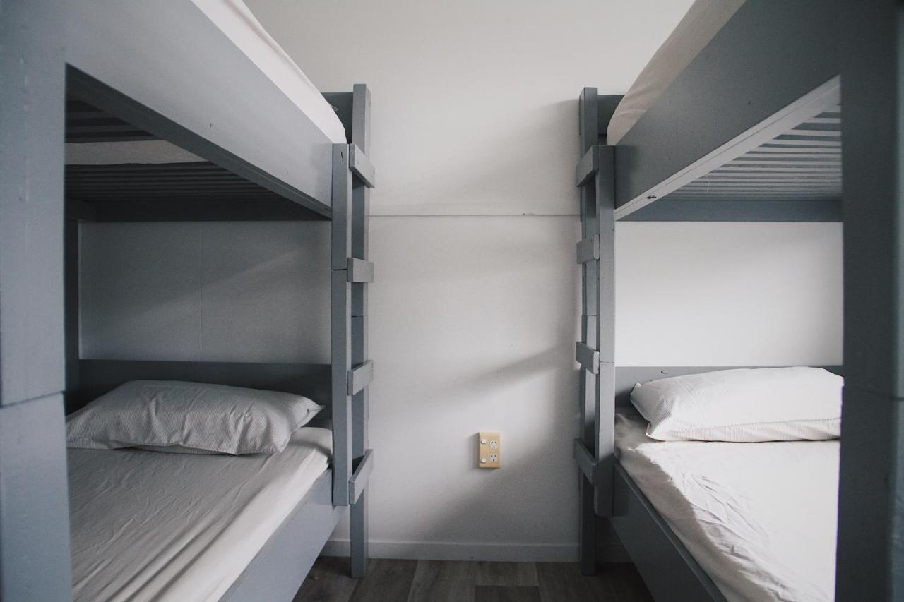 Hugo & Carters Backpackers & Motel Тауранга Екстериор снимка A bunk bed