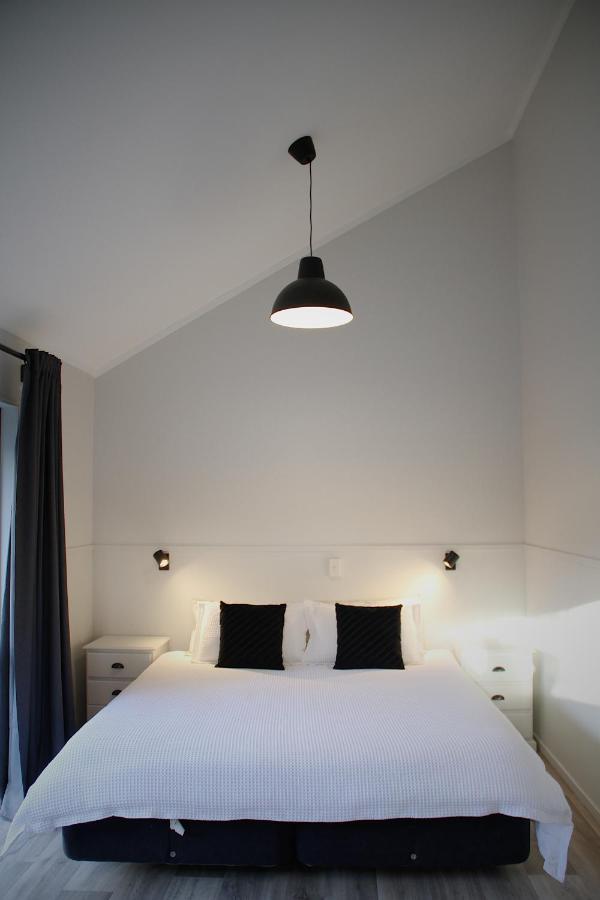 Hugo & Carters Backpackers & Motel Тауранга Екстериор снимка A pendant light