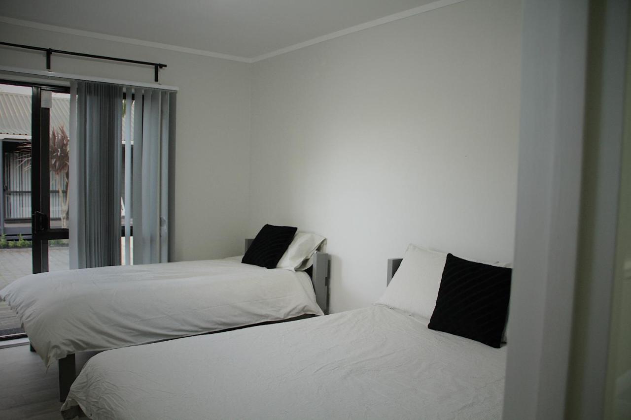 Hugo & Carters Backpackers & Motel Тауранга Екстериор снимка A bedroom at the hotel